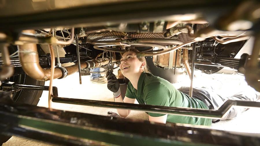 DEKRA met une voiture à vapeur de 102 ans sous pression