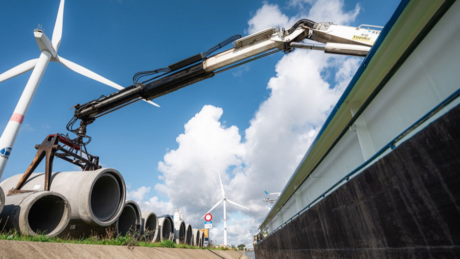 Tubobel livre 870 m de tuyaux par voie fluviale : 40 camions et 6 tonnes de CO₂ en moins