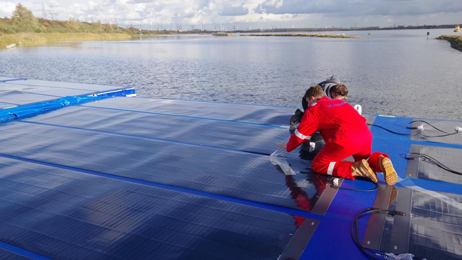 Flexibele zonnepanelen op zee