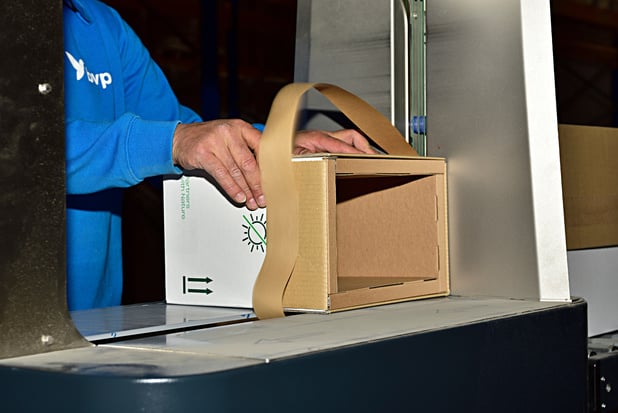 Une banderole garde la boîte ouverte pour une manutention plus rapide