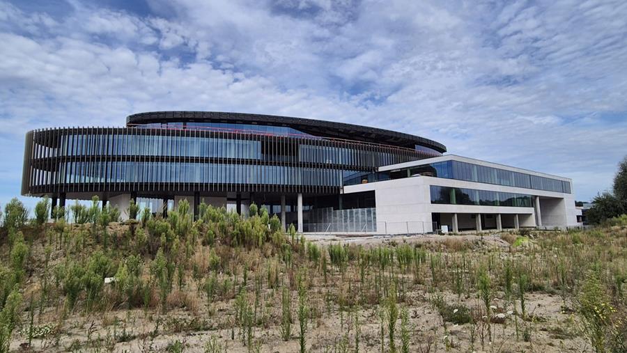 Group Ceyssens: des vitrages structurels collés de forme ovale