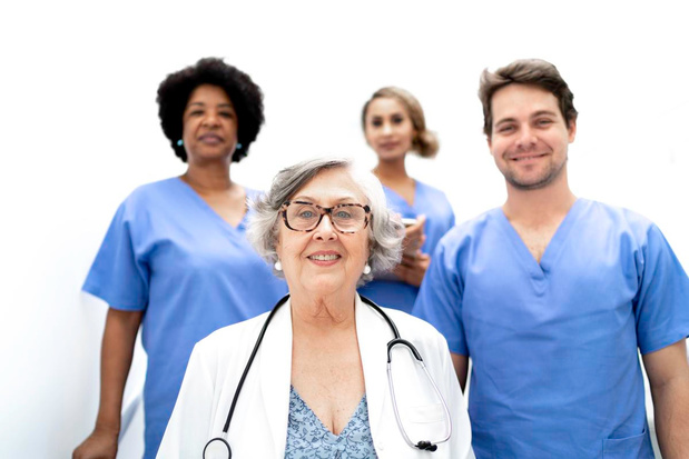 Pénuries de blouses blanches: prolongation de l'exonération pour les pensionnés qui reprennent une activité