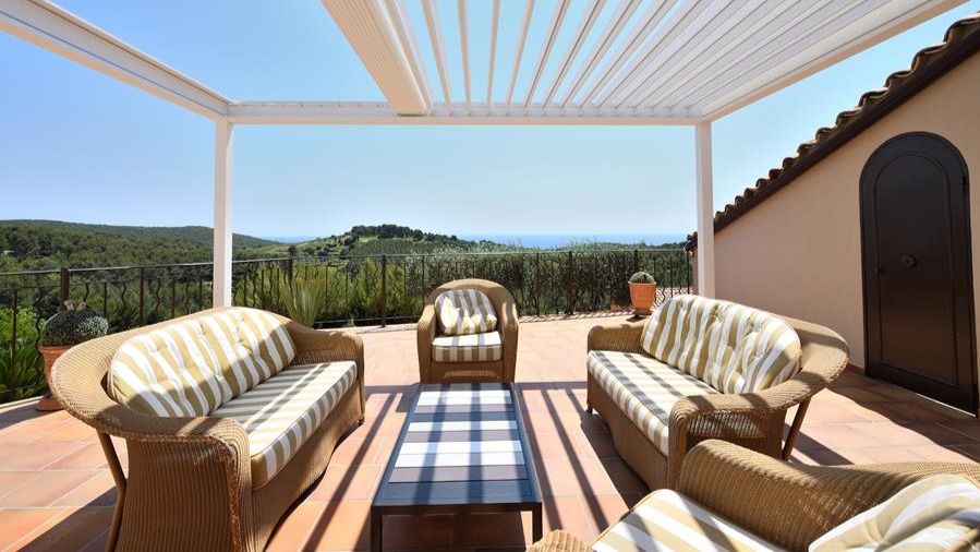 Une tonnelle sur le toit-terrasse peut ausse élargir le logement