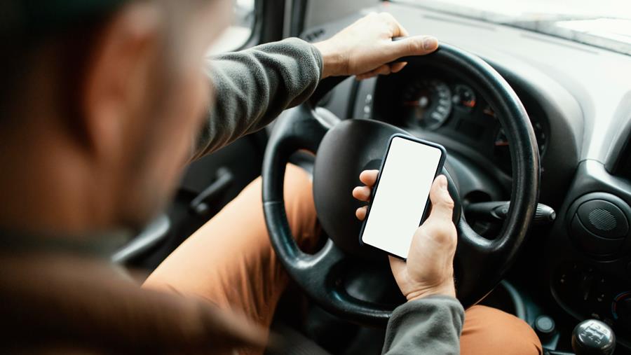 Bestuurders van bestelwagens 8% van hun tijd afgeleid