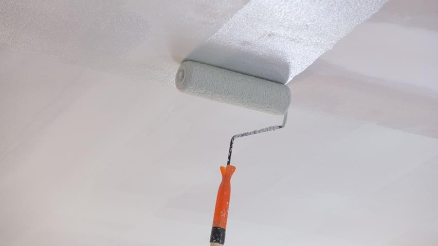 Peindre les plafonds sans traces: techniques et conseils