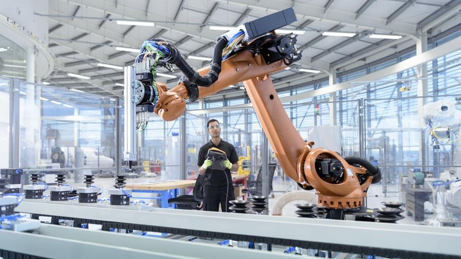 Quels sont les avantages d'un contrôleur de robot par rapport à un PLC?