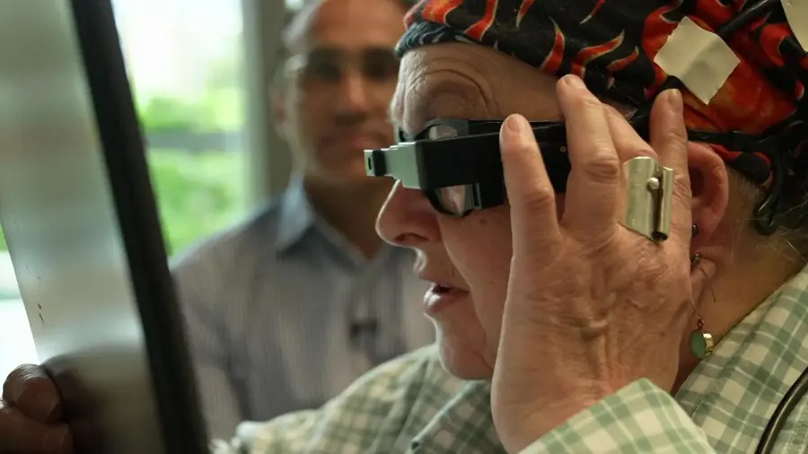 Blinde patiënten kunnen weer lezen dankzij microchip achter de ogen