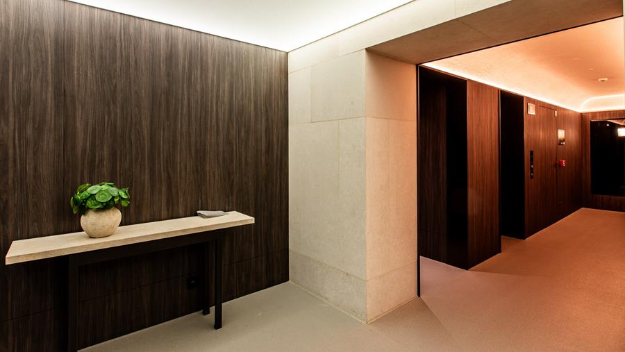 Hotel met vijfsterrenafwerking in eucalyptushout en brons