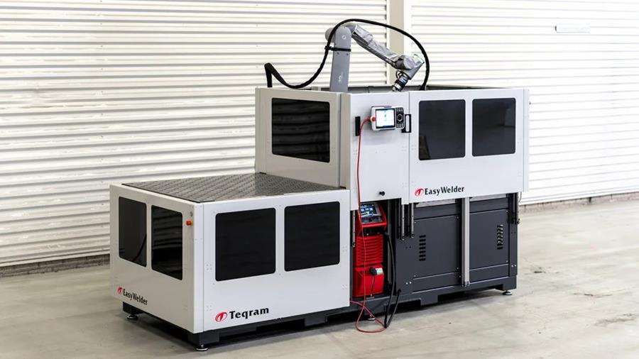 EasyWelder : cobot de soudage à double station qui continue à souder pendant le changement de position