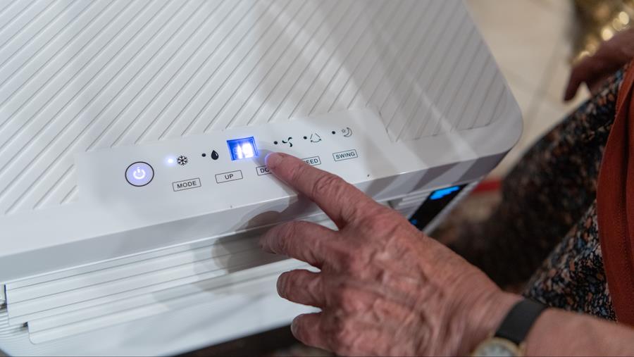 Vlaamse Ouderenraad verzet zich tegen hogere dagprijs voor mobiele airco's in woonzorgcentra