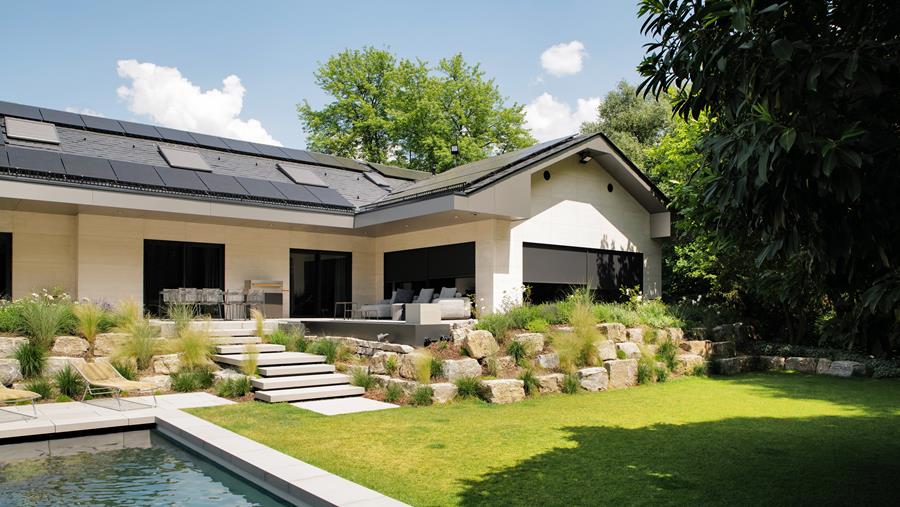 Une protection solaire qui met la construction en valeur tout en restant discrète